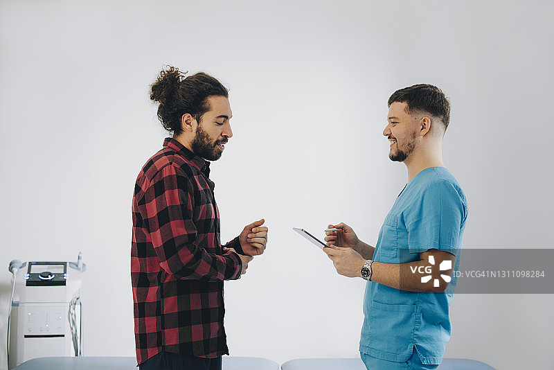 治疗后运动员与理疗师交谈图片素材