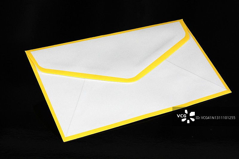 黑色背景上的信封图片素材