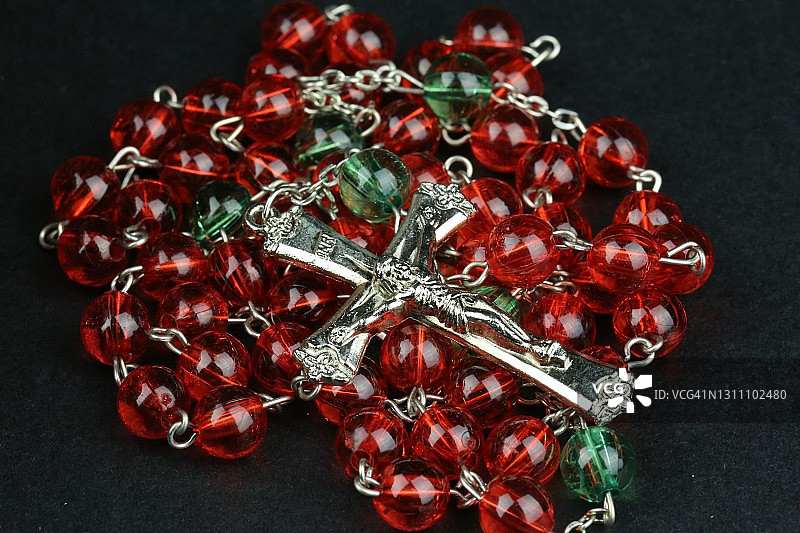 黑色背景上的宗教念珠图片素材