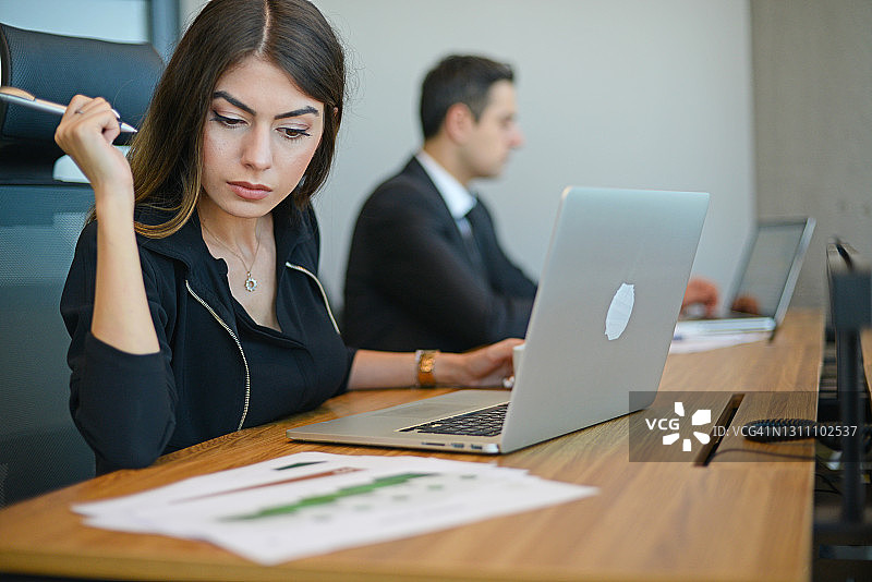 在办公室的女商人图片素材