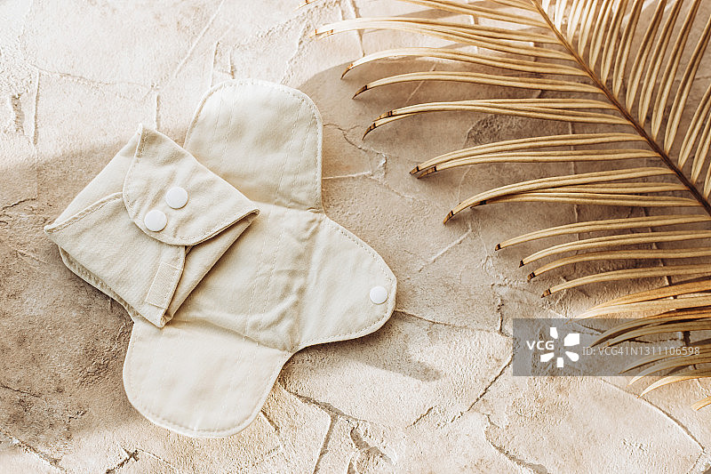 米色背景上的环保纺织女性用品图片素材