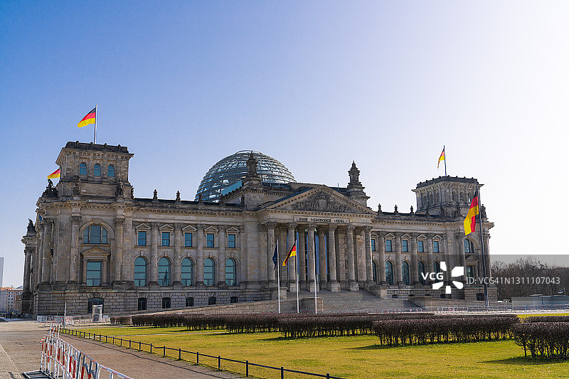 德国国会大厦和德国国旗，柏林。蓝天图片素材