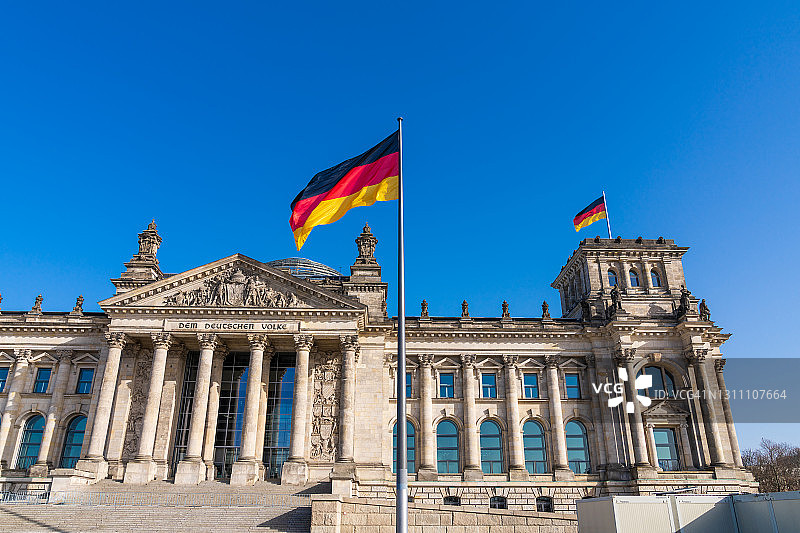德国国会大厦和德国国旗，柏林。蓝天图片素材
