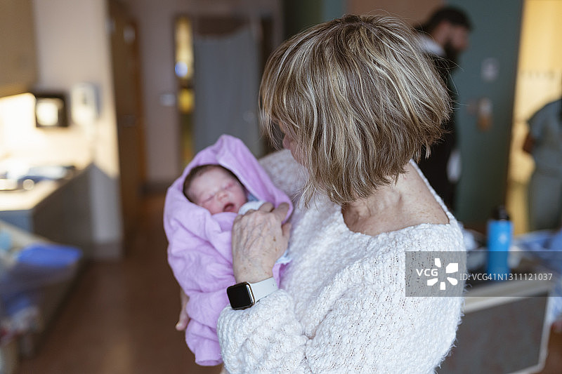 在医院里奶奶抱着孙子图片素材