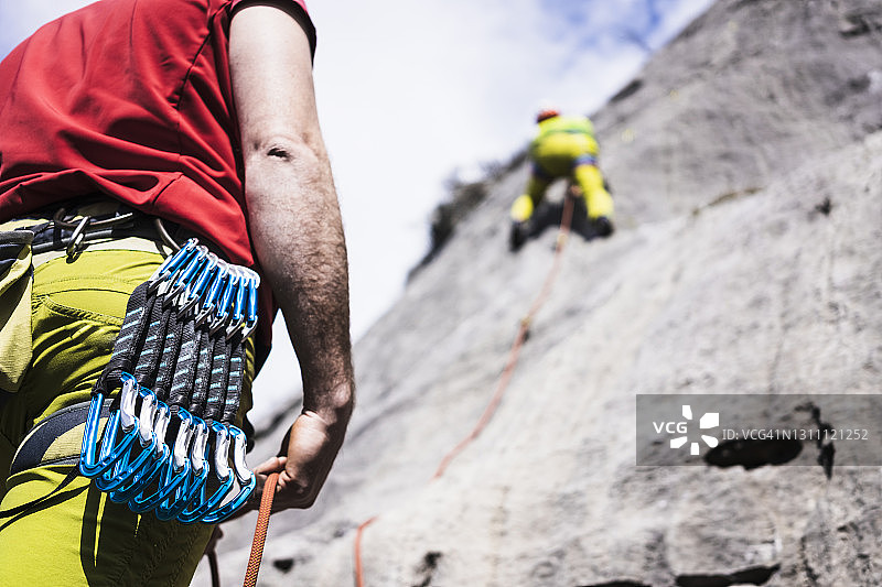 攀岩者和训练中的登山扣细节图片素材