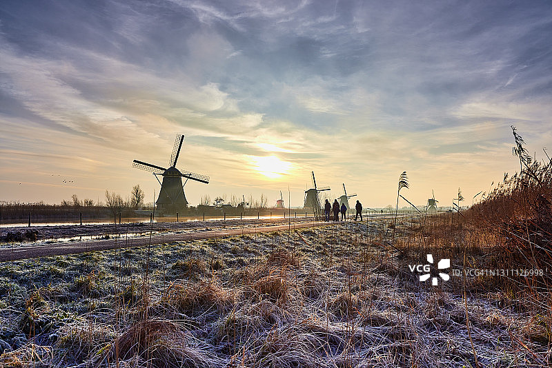 冬季早晨的小孩堤防图片素材