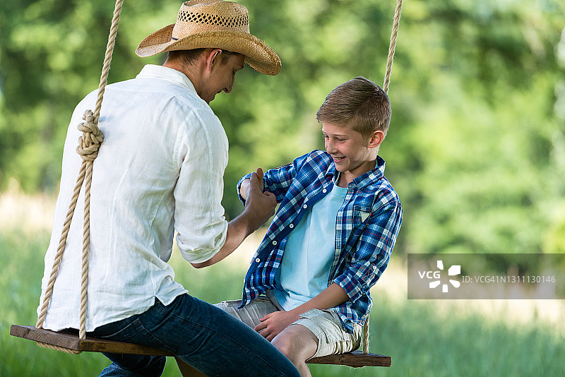 在公园里玩耍的兄弟图片素材