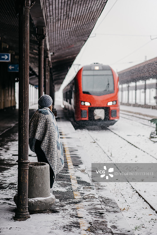 在火车站等火车的女人图片素材