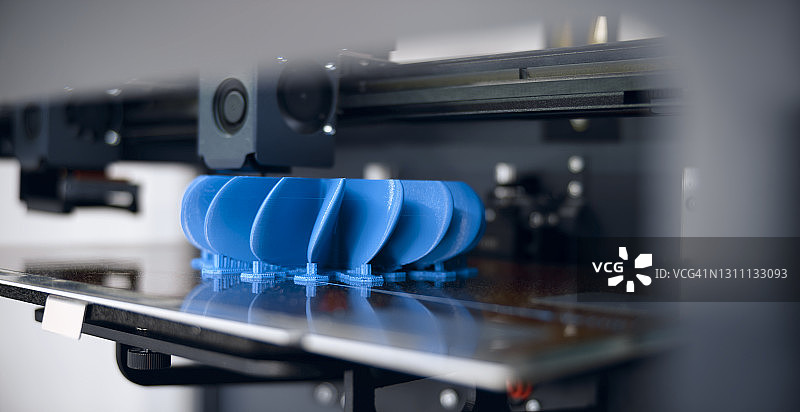 3D打印过程中的塑料风扇螺旋桨模型图片素材