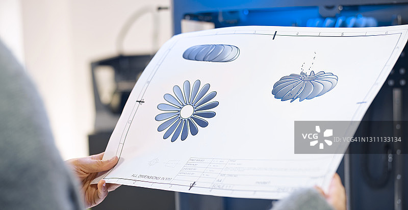 拿着风扇螺旋桨印刷设计的女人图片素材