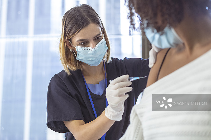 护士为患者注射新冠疫苗图片素材