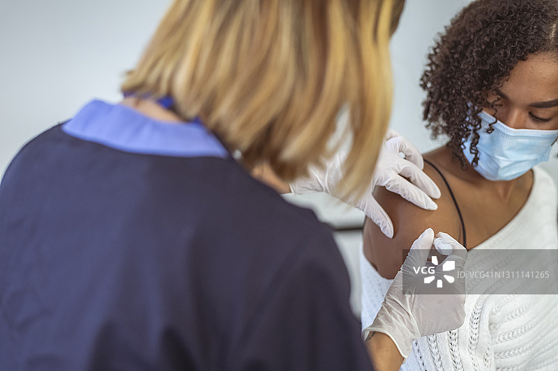 新冠病毒疫苗推出图片素材