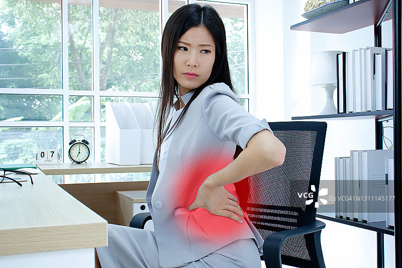 女商人因职业病引起的办公室综合症而背痛图片素材