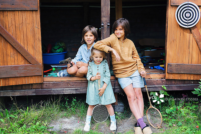 有趣的孩子们在自然中玩耍图片素材