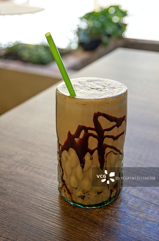 香蕉花生酱巧克力思慕雪图片素材