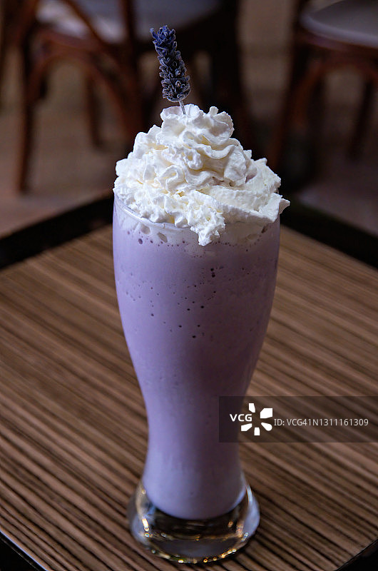 咖啡馆桌上的薰衣草奶昔与搅打奶油图片素材