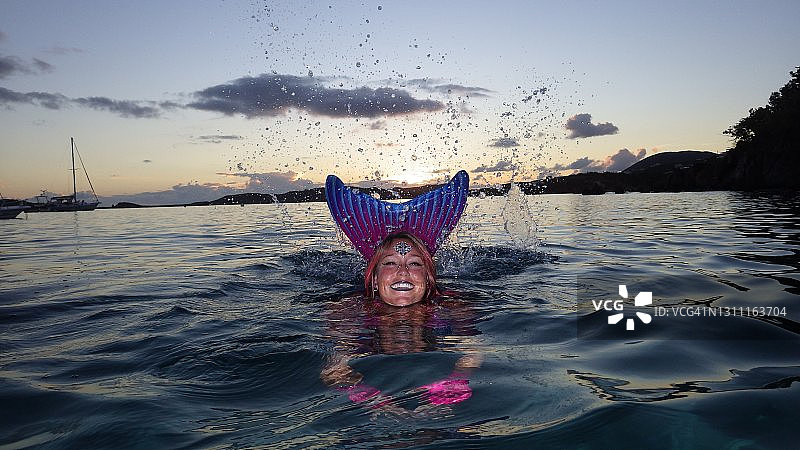 日落下的美人鱼图片素材