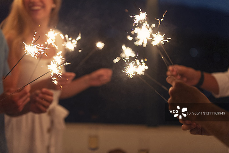 一群朋友在玩烟花棒图片素材