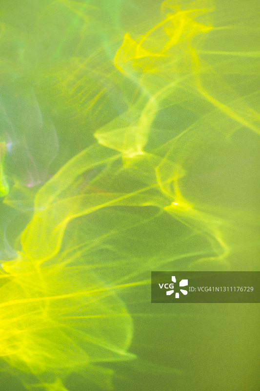 明亮彩色背景上的彩色反射。用于您的设计、广告或网站的散焦充满活力的抽象背景。技术、科学、无线连接和未来波浪的概念。年度流行色的Web banner图片素材