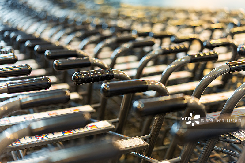 停在超市的购物车图片素材