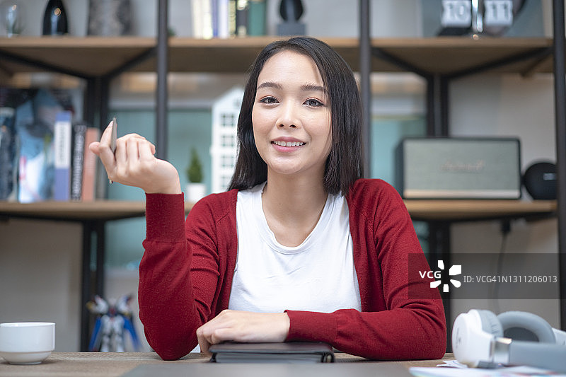 年轻亚洲女性在家工作或学习的个人视角图片素材