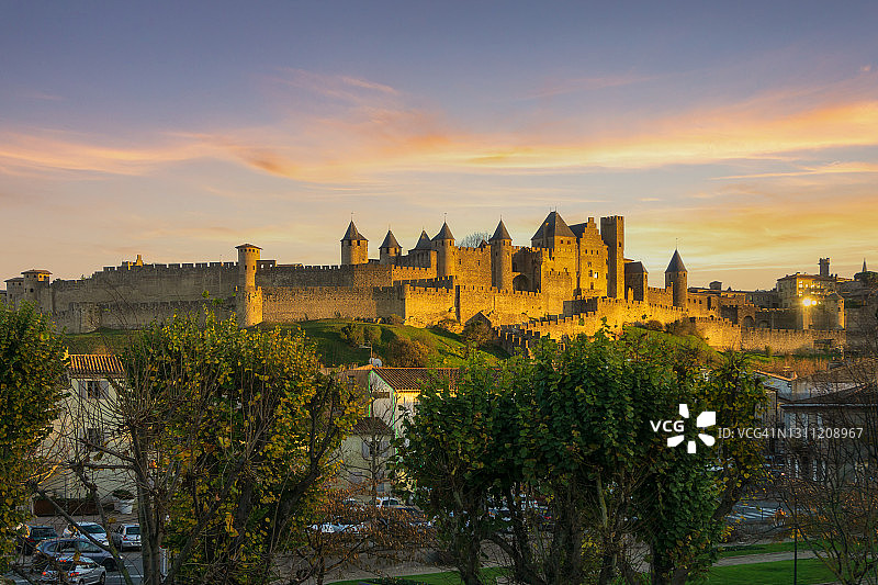 日落时分的卡尔卡松圣米歇尔大教堂图片素材