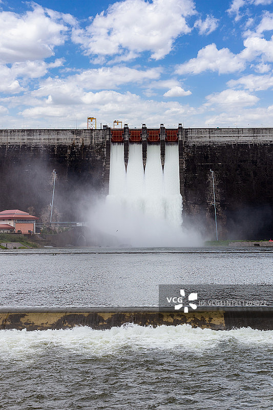 坤丹巴干宗水坝泄洪图片素材