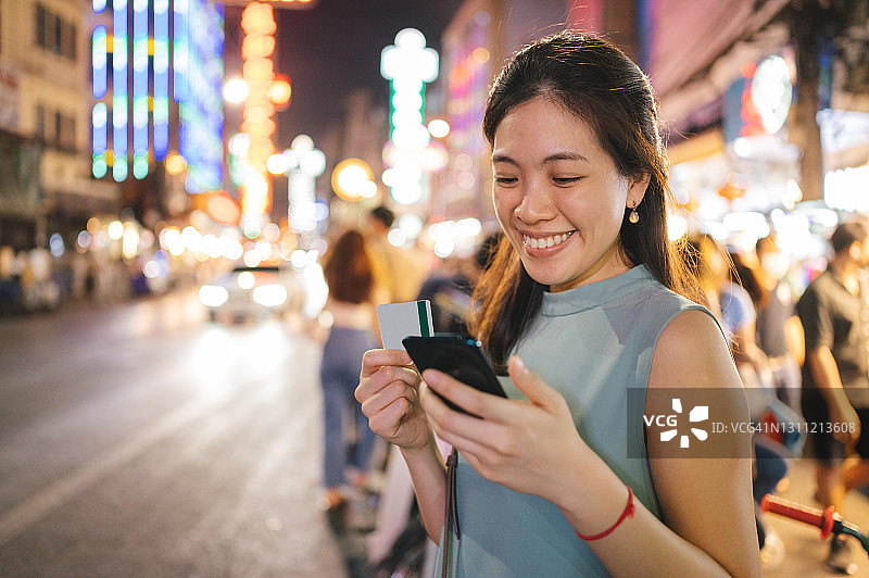 享受街头美食的无现金支付体验图片素材