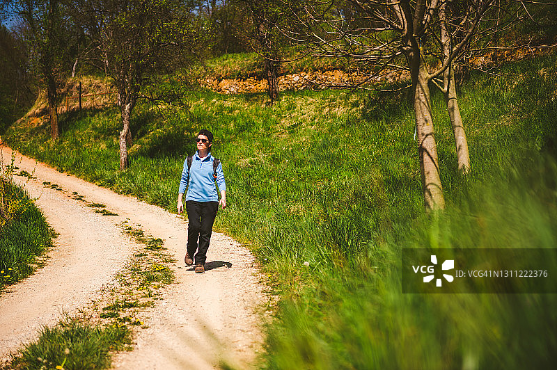 春日漫步的年轻女人图片素材
