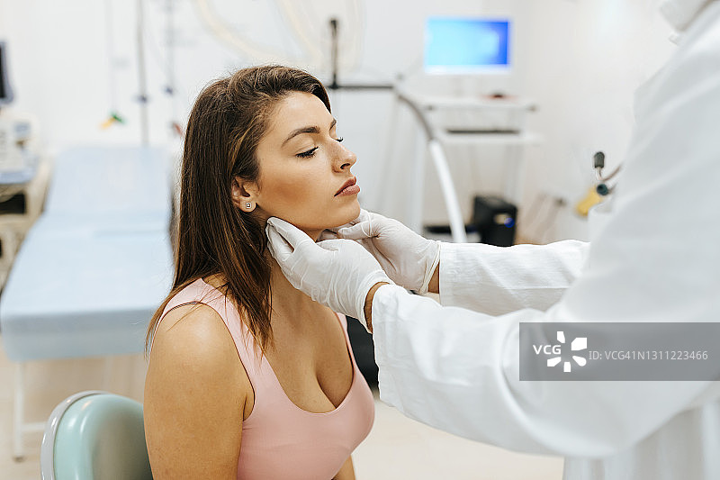 医生检查甲状腺图片素材