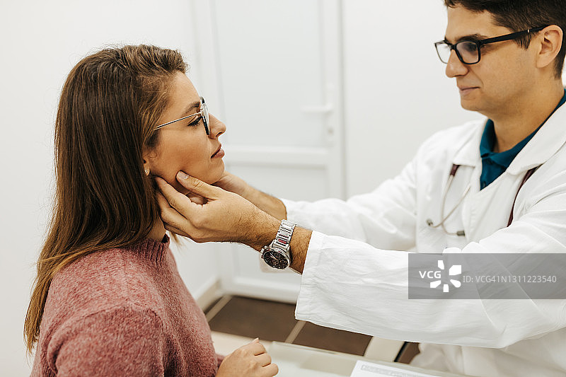 医生检查甲状腺图片素材