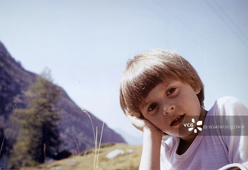 六岁男孩看着镜头的肖像照图片素材