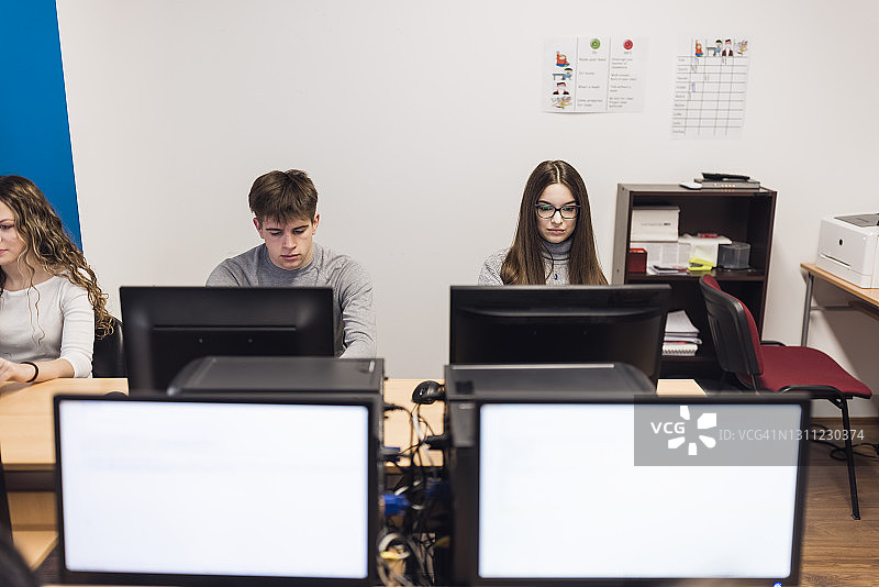 电脑室里的高中生图片素材