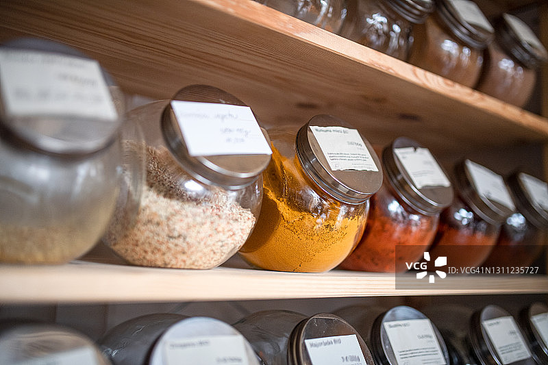 零浪费商店货架上装有调味品的玻璃容器图片素材