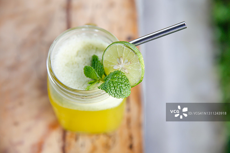 新鲜柠檬汽水无酒精鸡尾酒图片素材