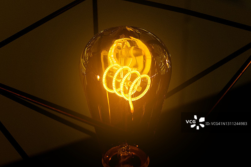 现代照明设备中的复古灯泡，在夜晚或黄昏时分。美丽的室内设计图片素材