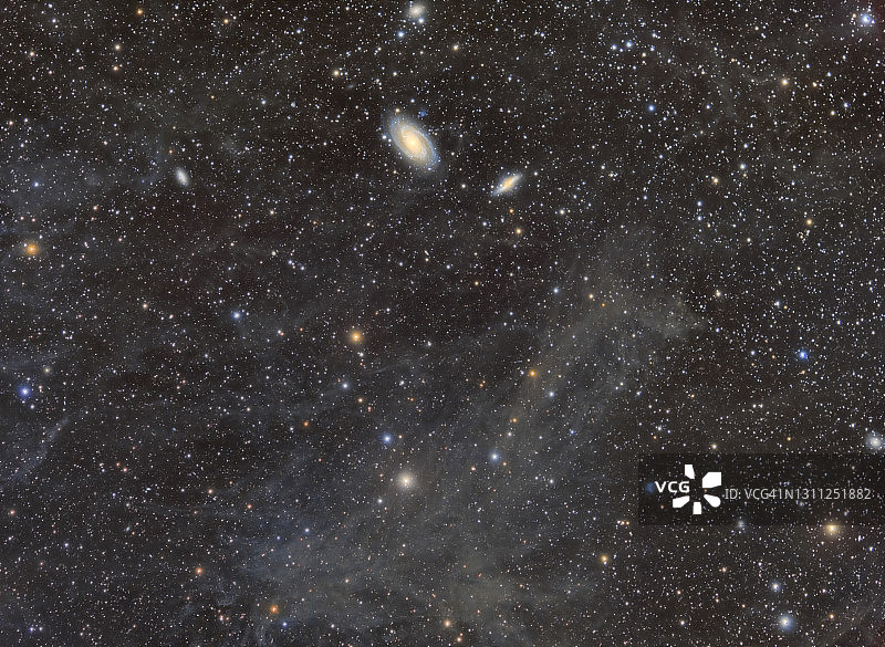 被恒星和星云环绕的博德星系和M81星系群图片素材