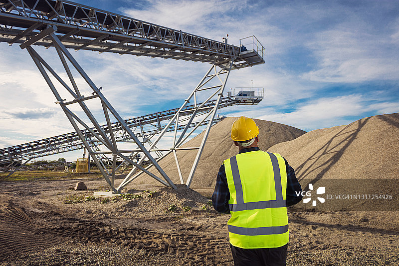 露天矿矿工（背影）图片素材