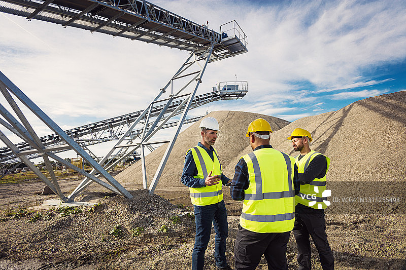 露天矿矿工的背影图片素材