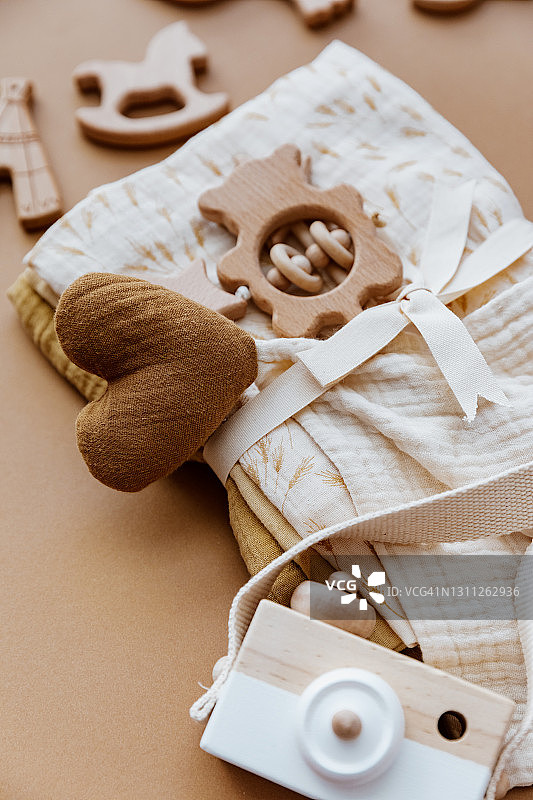 一套新生婴儿的玩具、配件和围嘴图片素材