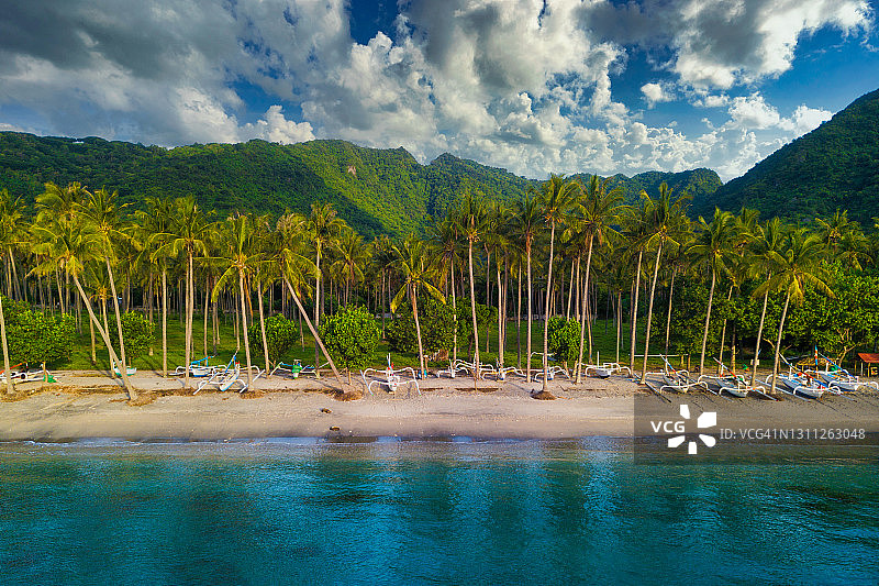 印度尼西亚龙目岛圣吉吉海滩上的传统戎克船鸟瞰图图片素材