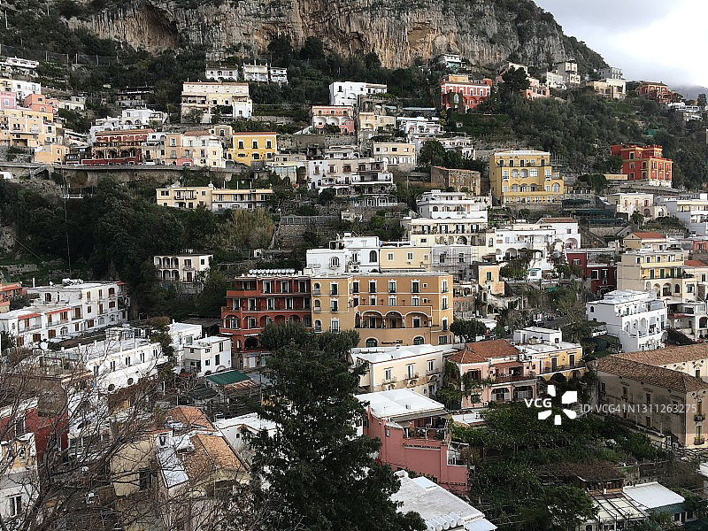 意大利坎帕尼亚波西塔诺山腰的住宅图片素材