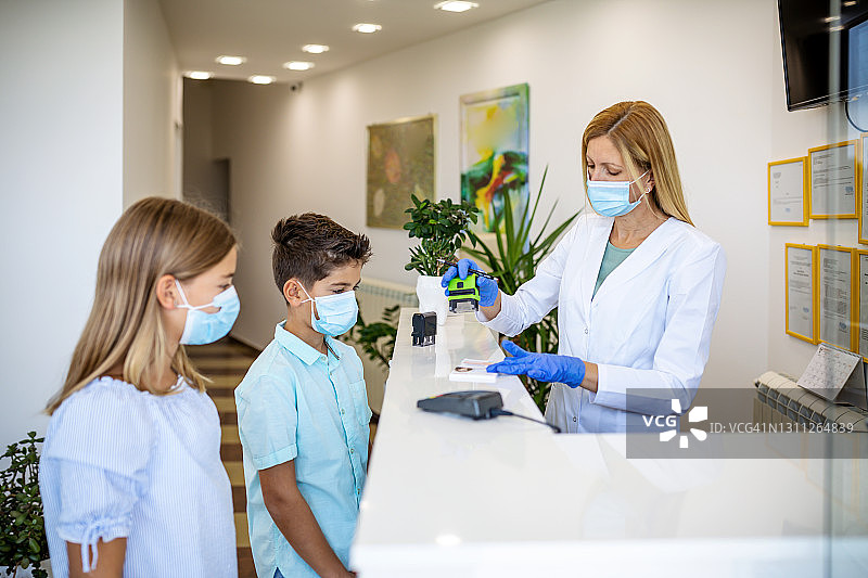 医生给生病的男孩和女孩开处方图片素材