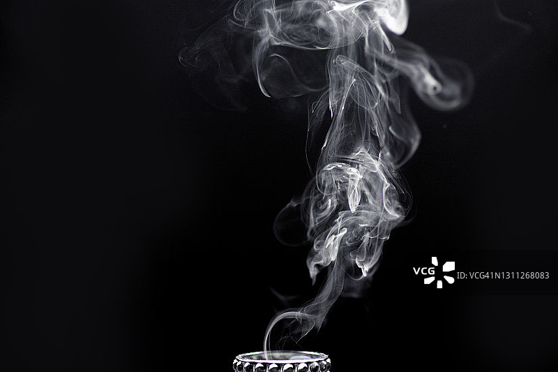 黑色背景上美丽的白色抽象蜡烛烟雾图片素材