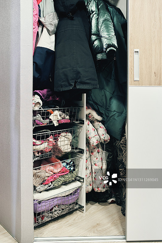 衣柜里挂在衣架上的彩色衬衫特写。休闲服装图片素材