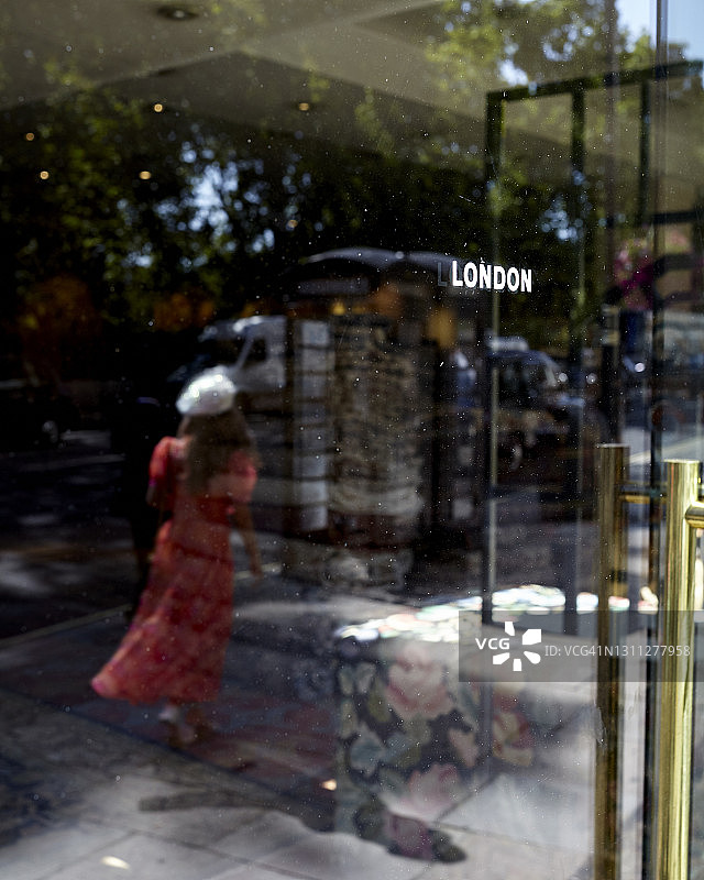 英国夏日观察图片素材