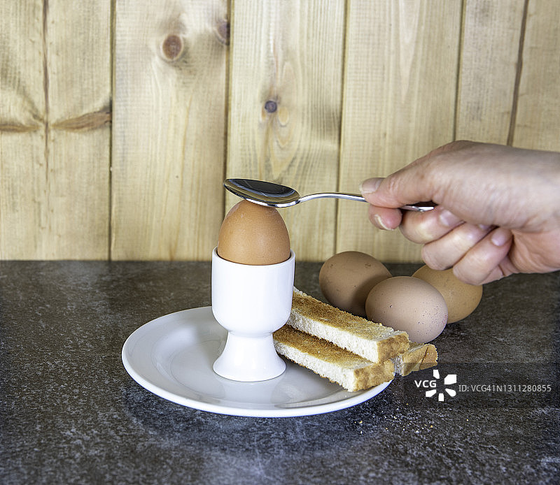 打碎煮熟的鸡蛋图片素材