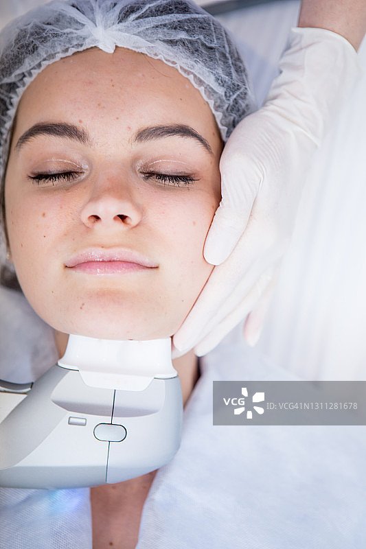 美容诊所：超声波去除双下巴图片素材