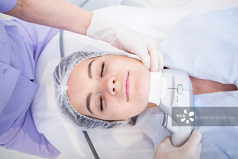 美容诊所：超声波去除双下巴图片素材