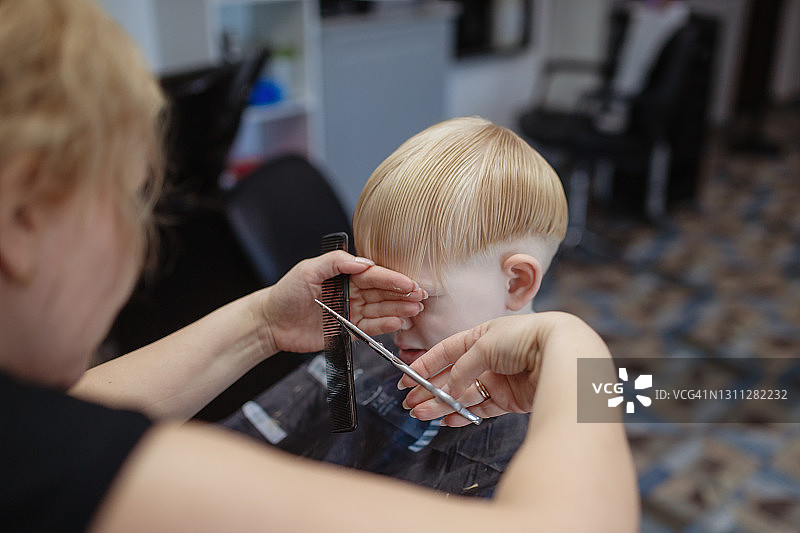 男孩理发照片图片素材